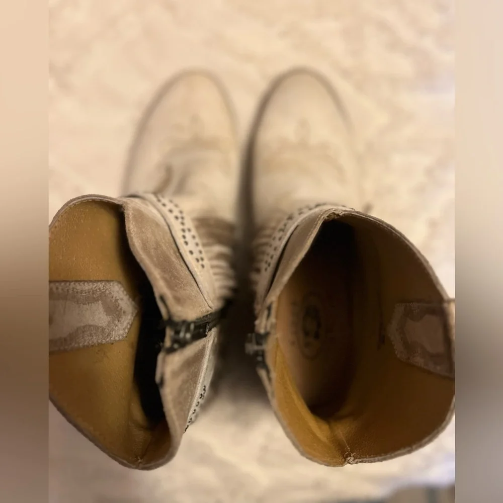 Elegant Cream vintage leather cowboy Ankle Booties - Picture 1 of 7